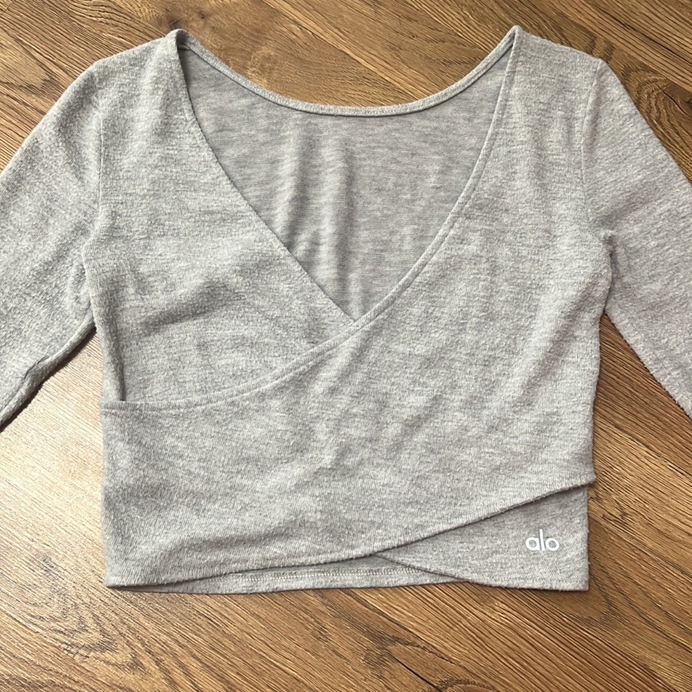 Alo Yoga Amelia Luxe Long Sleeve Crop Wrap Sweater size Small in Dove Grey